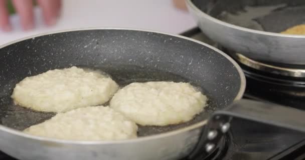 HD of frying latkes or potato pancakes. — 비디오