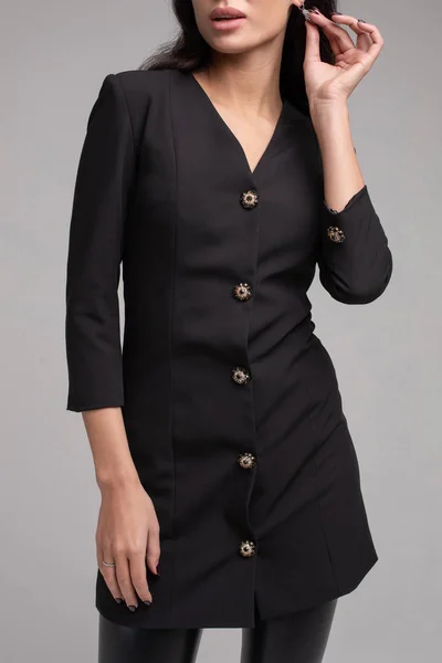 Fantastisk smal modell i ljus svart klänning och svarta klackar. — Stockfoto
