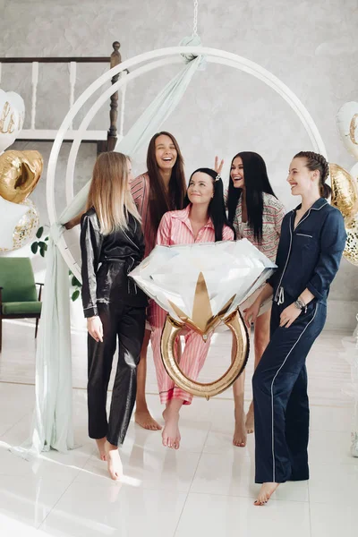 Chicas alegres celebrando despedida de soltera. Cinco amigos celebrando la fiesta —  Fotos de Stock