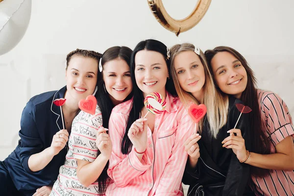 Retrato de feliz joven amiga posando con dulces dulces coloridos mirando a la cámara — Foto de Stock