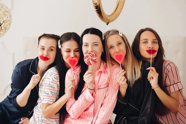 Bonitas novias con piruletas delante de los labios . —  Fotos de Stock