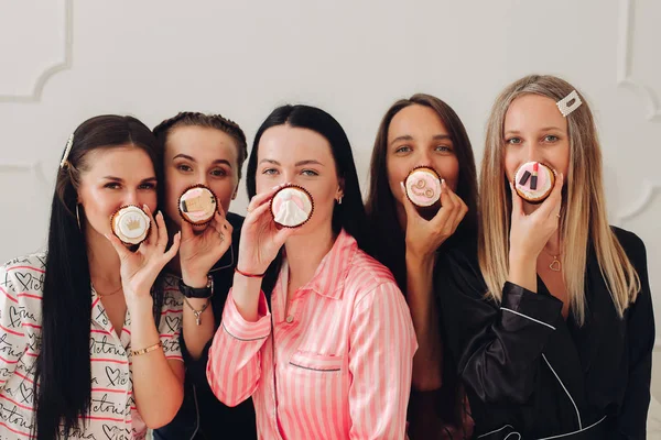 A noiva e as damas de honor com cupcakes. Melhores amigos — Fotografia de Stock