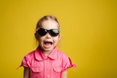 Pembe gömlekli, gözlüklü ve bağıran komik kız.