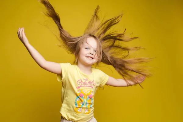 Langhaarige Mädchen im niedlichen Hemd spielen mit Haaren und wirbeln — Stockfoto