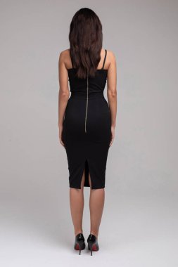 Siyah elbiseli, tanınmayacak kadar zayıf bir model. Stüdyo çekimi.