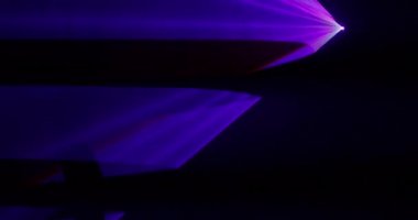 Siyah arkaplan 4k görüntülerinde izole edilmiş renkli neon disko ışığı