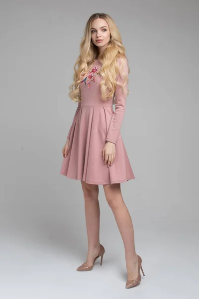 Mooi jong blond model in roze jurk. — Stockfoto