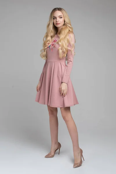 Pembe elbiseli güzel sarışın manken..