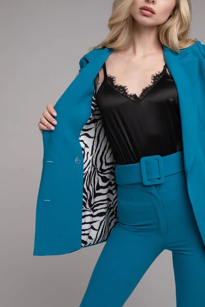 Glamourös kvinna i blå kostym och svart underkläder topp. — Stockfoto