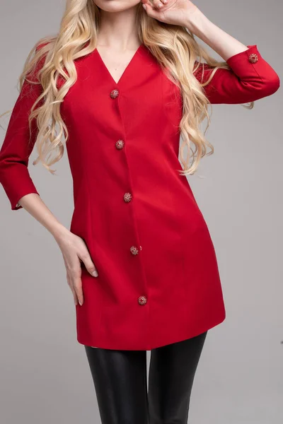 Stylische Blondine in rotem Mantel und Leggings. — Stockfoto