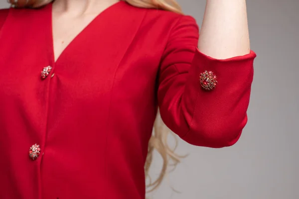 Primo piano della donna in abito rosso con bottone scintillante . — Foto Stock