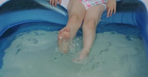 Крупним планом дівчата ноги у воді — стокове відео
