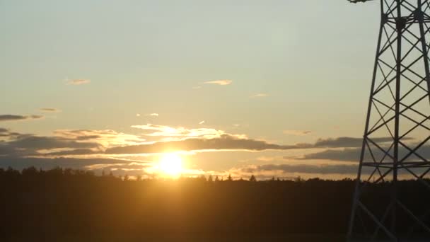 Terang matahari terbenam di pedesaan tertangkap dalam film dari mobil . — Stok Video