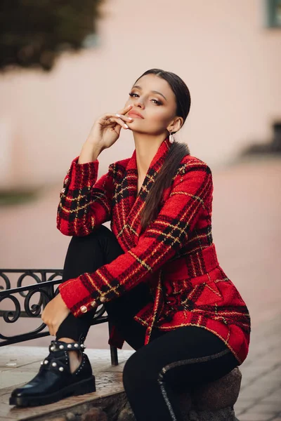 Beautiful young adult brunette in stylish look. — ストック写真