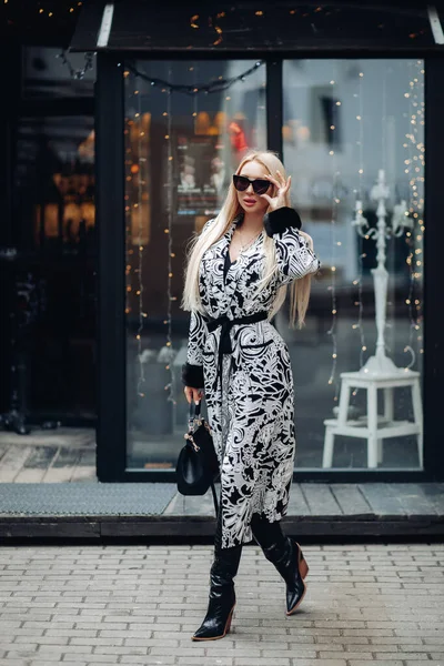 Fashionabla europeiska ung kvinna i solglasögon promenader utomhus på modern stad exteriör — Stockfoto