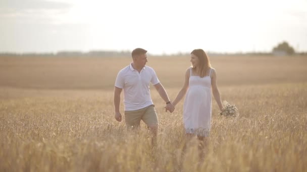 Beau couple avec femme enceinte en forêt . — Video