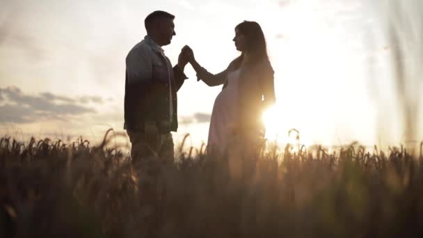 Pareja romántica bailando en el campo al atardecer . — Vídeos de Stock