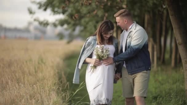 Hermosa pareja con mujer embarazada en el bosque . — Vídeos de Stock