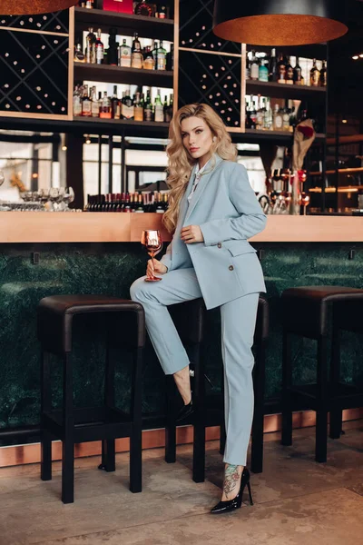 Ganska modern dam som håller vin glas i restaurang — Stockfoto