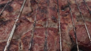 Izgarada şiş kebap yakın çekim.
