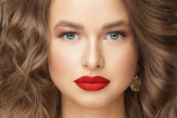Retrato de joven atractiva con maquillaje brillante — Foto de Stock