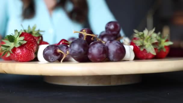 Platte mit frischen und köstlichen Früchten. — Stockvideo