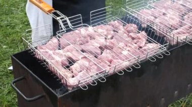 Sokak yemeklerini yakın, dışarıda ızgara et var.