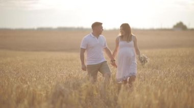 Çavdar tarlasında yürüyen sevgi dolu bir çift..