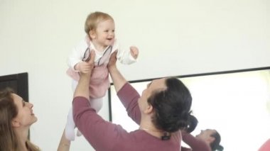 Neşeli, neşeli, neşeli ailenin birlikte eğlendiği yüzünü kapat.