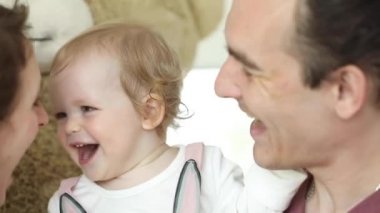 Neşeli, neşeli, neşeli ailenin birlikte eğlendiği yüzünü kapat.