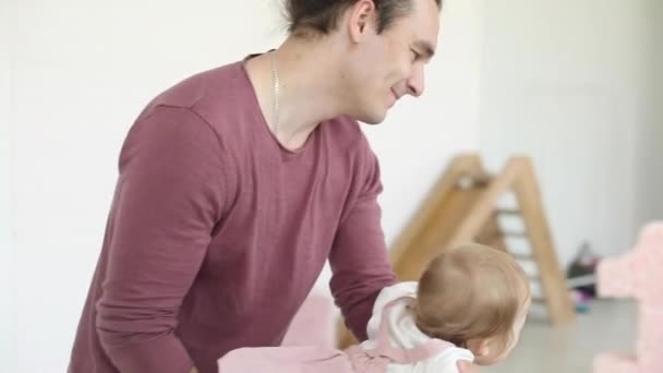 Père avec sa fille dans ses mains venant à la mère aimante . — Video