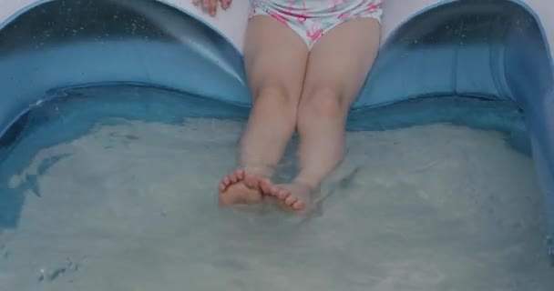 Nahaufnahme der Beine von kleinen Mädchen im Wasser — Stockvideo
