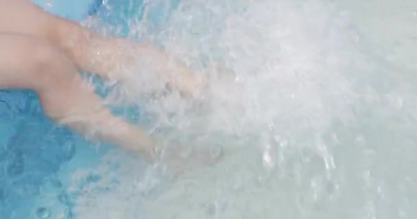 Primo piano delle gambe della bambina in acqua — Video Stock
