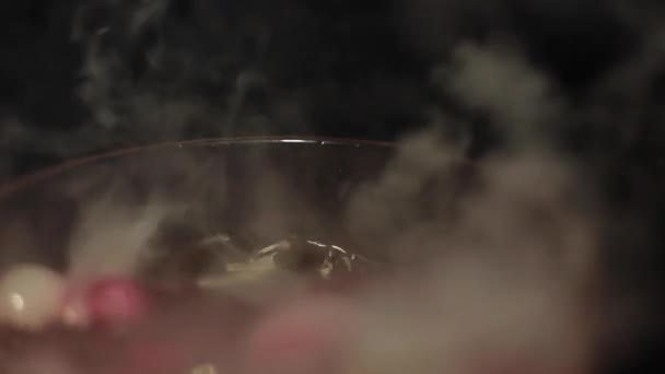 Preparation of drink in glass with the effect of dry ice — Stockvideo