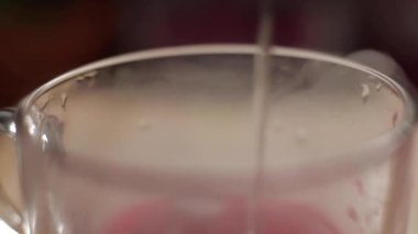 Preparation of drink in glass with the effect of dry ice