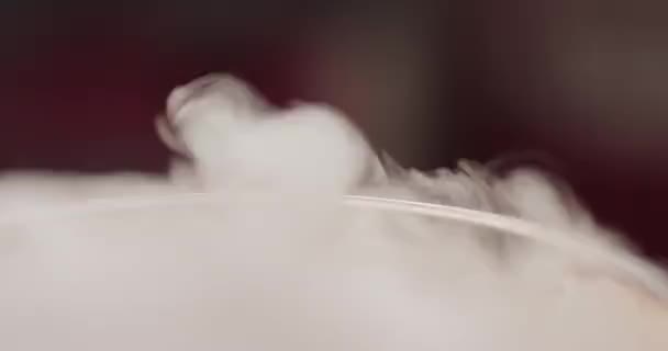 Préparation de la boisson en verre avec l'effet de la glace sèche — Video