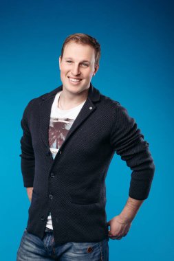 Siyah süveter gülüşü olan yakışıklı, güçlü bir adam.