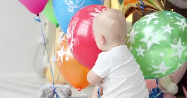 Щаслива молода сім'я святкує день народження з тортом — стокове відео