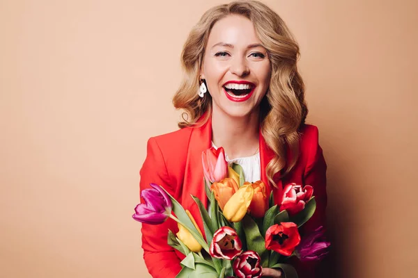 Mujer hermosa feliz posando con flores y riendo —  Fotos de Stock