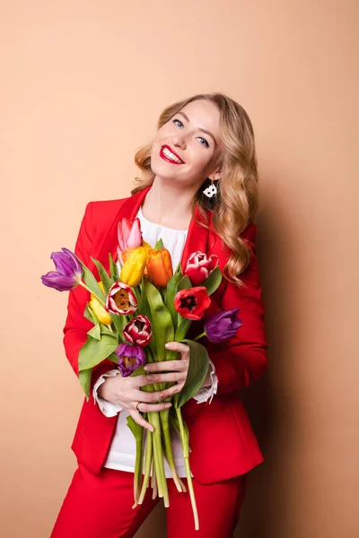 Happy beautiful woman posing with flowers and laughing — Φωτογραφία Αρχείου