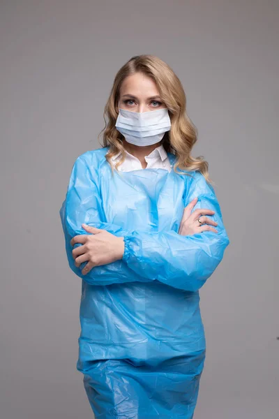 Doctor in safety robe and protection mask. — Stockfoto
