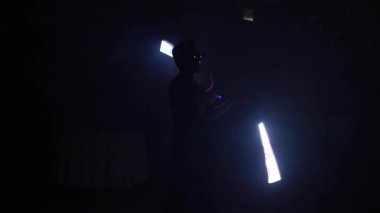 Siyah arkaplan 4k görüntülerinde izole edilmiş renkli neon disko ışığı