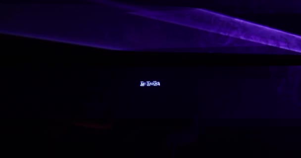 Personne méconnaissable dansant avec des lumières .