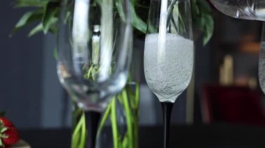 Köpüklü suyla bir bardak dolduruyorum..