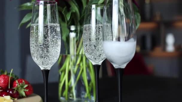 Schenk een glas in met sprankelend water. — Stockvideo