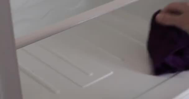 Женская рука чистит холодильник — стоковое видео
