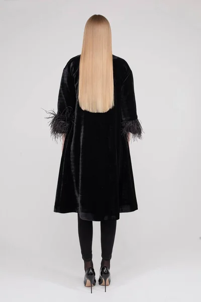 Back view full length fashion female model standing in black clothing having perfect healthy hair — Φωτογραφία Αρχείου