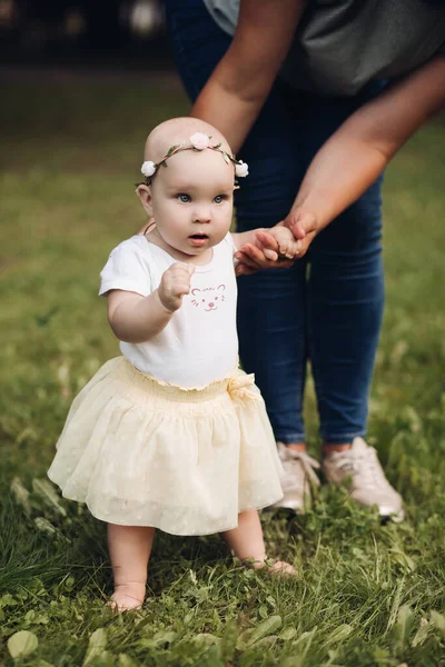 Picture of beautiful little baby goes for a walk in the park with her mother and she is interested — Stockfoto