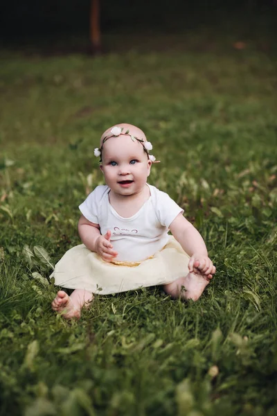 Portrait of beautiful baby goes for a walk in the park in summer — ストック写真