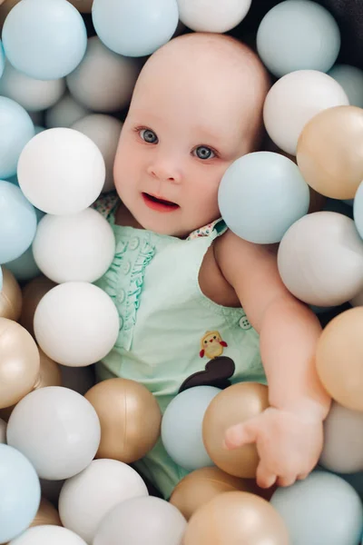 Beau enfant se trouve entouré de petites boules — Photo